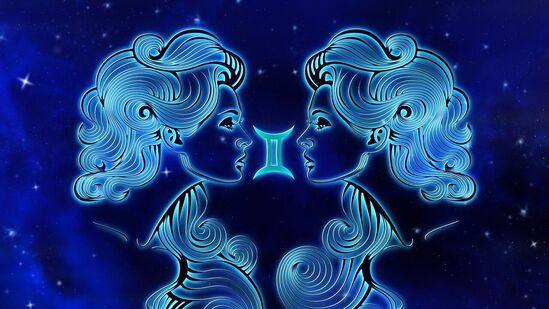 மிதுனம் : இன்று உங்களுக்கு லாபகரமான நாளாக இருக்கும். உங்கள் வசதிகள் அதிகரிக்கும், மேலும் சில பழைய பரிவர்த்தனைகள் தீர்க்கப்படும். உங்கள் நண்பர் ஒருவர் நீண்ட நாட்களுக்குப் பிறகு உங்களைப் பார்க்க வரலாம். உங்கள் வீட்டில் ஒரு மங்களகரமான நிகழ்வை ஏற்பாடு செய்வதால் சூழ்நிலை இனிமையாக இருக்கும். நீங்கள் தொலைவில் வசிக்கும் ஒரு உறவினரை நினைவில் வைத்திருக்கலாம்.