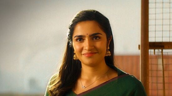 ருக்மிணி வசந்த் விஜய் சேதுபதியுடன் இணைந்து நடித்த ஏஸ் திரைப்படம் வெளியாகி இருக்கிறது. இதுதொடர்பாக, ருக்மிணி வசந்த், இந்தியா கிளிட்ஸ் ஊடகத்துக்கு மே 19ஆம் தேதி அளித்த பேட்டியின் தொகுப்பினைப் பார்க்கலாம்.’கேள்வி: உங்களுக்கு நடிப்பு எங்கு இருந்து ஆரம்பிச்சது? நடிகை ருக்மிணி வசந்த்: என்னுடைய அம்மா பரதநாட்டிய நடனக்கலைஞர். சின்ன வயதில் அவங்க பிராக்டீஸ்செய்யும்போது, கூடவே இருந்து பார்ப்பேன். அவங்களுக்குக் கிடைக்கிற பாராட்டுகளைப் பார்த்திட்டு, நான் ஸ்கூலில் நடிக்க ஆரம்பிச்சேன்.அந்த மூட்டைப்பூச்சி என்னை வலுவாக கடிச்சிருச்சு. எனக்கு நடிக்கிறது பிடிக்கும். மக்களும் பாராட்டுவாங்க. பிறகு, எதற்கு நடிக்கக்கூடாது. அப்படி தான் வந்தேன்'.