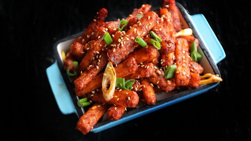 மழை பெய்யும் மாலை நேரத்திற்கு ஏற்ற ஸ்நாக்ஸ்க்கு சில்லி பிரட் தான் சூப்பர் சாய்ஸ்!  இதோ அசத்தலான ரெசிபி!