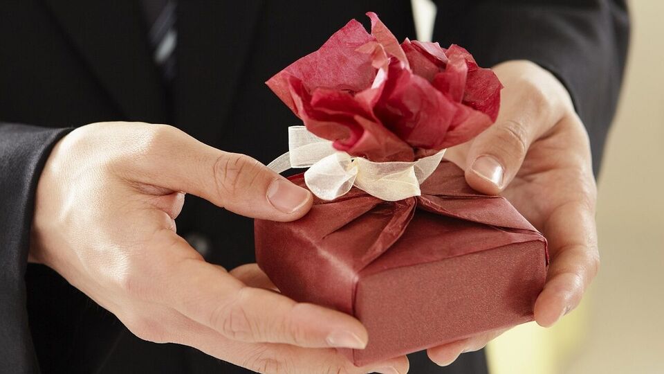 எச்சரிக்கை.. மாலை நேரத்தில் தவறுதலாக இந்த மூன்று விஷயங்களையும் யாருக்கும் கொடுக்காதீங்க!