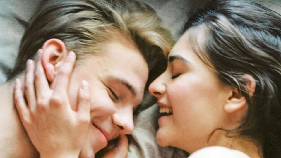 திருமணமான தம்பதிகள் இரவில் படுக்கப் போவதற்கு முன் செய்ய வேண்டிய சிறிய செயல்களை பார்க்கலாமா!