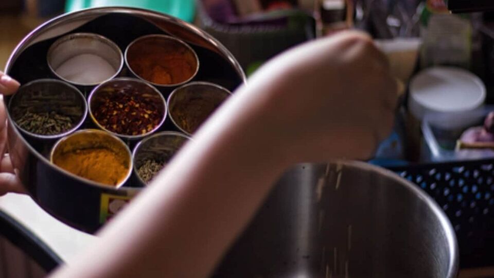 காய்கறிகளை சமைக்கும்போது எந்த மசாலாவை எப்போது சேர்க்க வேண்டும் பாருங்க.. உங்க உணவு தாபா ஸ்டைலில் இருக்கும் பாருங்க!