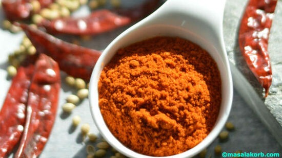 ஒரு கப் தண்ணீரில் 1 டீஸ்பூன் மிளகாய் தூளை கரைக்கவும். இப்போது அதை பேசின் வாயில் ஊற்றவும். பேசினில் சிறிது மிளகாய் தூள் தூவவும். அங்கிருந்து வேறு பூச்சிகள் எதுவும் வரவில்லை என்பதை நீங்கள் காண்பீர்கள். 