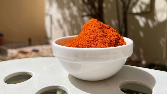 மிளகாய் தூளில் உள்ள கேப்சைசின் பசியை குறைத்து, உடல் வளர்சிதை மாற்றத்தை அதிகரித்து, அதிக கொழுப்புக்கு வழிவகுக்கிறது. இருப்பினும், மிளகாய் தூள் பூச்சிகளைப் போலவே உங்கள் உடலுக்கும் நன்மை பயக்கும்.