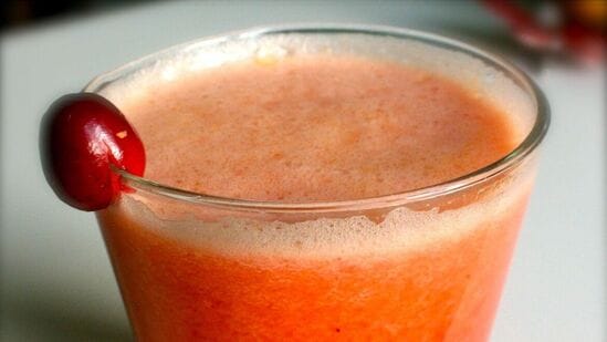 குருதிநெல்லியில் காணப்படும் சக்திவாய்ந்த சேர்மமான பாலிபினால்கள் குடல் ஆரோக்கியத்திற்கு நன்மை பயக்கும் என்று டாக்டர் கரண் ராஜன் விளக்குகிறார். குடல் நுண்ணுயிரியல் குருதிநெல்லி சாற்றிலிருந்து அதிக நன்மைகளைப் பெறுகிறது. ஏனெனில் இது நன்மை பயக்கும் பாக்டீரியா இனங்களின் வளர்ச்சியை ஊக்குவிக்கிறது. குருதிநெல்லியில் காணப்படும் சக்திவாய்ந்த சேர்மமான பாலிபினால்கள் குடல் ஆரோக்கியத்திற்கு நன்மை பயக்கும் என்று டாக்டர் கரண் ராஜன் விளக்குகிறார். குடல் நுண்ணுயிரியல் குருதிநெல்லி சாற்றிலிருந்து அதிக நன்மைகளைப் பெறுகிறது. ஏனெனில் இது நன்மை பயக்கும் பாக்டீரியா இனங்களின் வளர்ச்சியை ஊக்குவிக்கிறது.