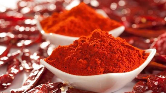 பேசின் அல்லது சிங்க் குழாயில் பூச்சிகள் ஏறுவதைத் தடுக்க நீங்கள் மிளகாய் தூளைப் பயன்படுத்தலாம். தெரிந்து கொள்வோம், நீங்கள் பேசினில் மிளகாய் தூளை பரப்பினால், எந்த பூச்சியும் உங்கள் அலங்கரிக்கப்பட்ட வீட்டிற்குள் நுழையாது. 