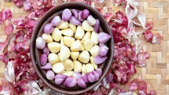 இந்த காய்கறிகளில் பூண்டு சேர்க்க வேண்டாம்- பூண்டின் லேசான காரத்தன்மை மற்றும் அதன் வலுவான நறுமணம் பொதுவாக மக்களால் விரும்பப்படுகிறது. இது சுவையுடன் ஆரோக்கியத்திற்கும் மிகவும் நல்லது, எனவே மருத்துவர்கள் இதை உங்கள் அன்றாட உணவில் சேர்க்க பரிந்துரைக்கின்றனர். இப்போது சில வீடுகளில், பூண்டு கிட்டத்தட்ட ஒவ்வொரு காய்கறியிலும் தாளிக்கப்படுகிறது, அதே நேரத்தில் அவ்வாறு செய்யக்கூடாது. ஏனெனில் பூண்டின் காரமான மற்றும் வலுவான நறுமணம் ஒவ்வொரு காய்கறியுடனும் சரியாக இருக்காது. இது அவர்களின் சுவையை கெடுக்கிறது மற்றும் அவற்றை மிகவும் கனமாக்குகிறது, இதன் காரணமாக அவை ஜீரணிக்க எளிதானது அல்ல, மேலும் ஆரோக்கியத்திற்கான அவற்றின் நன்மைகளும் குறைகின்றன. எனவே இந்த காய்கறிகளைப் பற்றி தெரிந்து கொள்வோம், இதில் பூண்டு மறந்துவிடக்கூடாது.