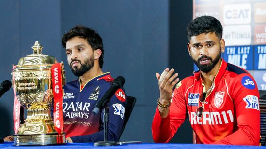 ஆர்சிபி அணி இதற்கு முன் 3 முறை ஐபிஎல் இறுதிப் போட்டிக்கு முன்னேறியுள்ளது. இருப்பினும், மூன்று முறை பட்டப் போட்டியில் தோல்வியடைந்த பின்னர் அவர்கள் இரண்டாம் இடத்தைப் பிடித்த திருப்தி அடைந்தார்கள். பெங்களூரு அணி 2009, 2011, 2016 ஆகிய ஆண்டுகளில் இறுதிப் போட்டியில் தோல்வியடைந்தது. மறுபுறம், பஞ்சாப் அணி ஒரே ஒரு முறை மட்டுமே ஐபிஎல் இறுதிப் போட்டிக்கு முன்னேறியுள்ளது. 2014 ஐபிஎல் இறுதிப் போட்டியில் கேகேஆரிடம் தோற்றது. அந்த வகையில், 11 ஆண்டுகளுக்குப் பிறகு பஞ்சாப் அணி மீண்டும் ஐபிஎல் கோப்பையை வெல்ல முயற்சி செய்யும். 9 ஆண்டுகளுக்குப் பிறகு ஆர்சிபி அணி ஐபிஎல் இறுதிப் போட்டிக்கு முன்னேறியுள்ளது. படம்: ANI.
