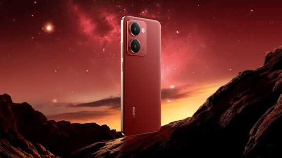 ரியல்மி பி3 அல்ட்ரா - இந்த மிட் ரேஞ்ச் ஸ்மார்ட்போனின் விலை ரூ.24,999 ஆகும். மீடியாடெக் டைமென்சிட்டி 8350 அல்ட்ரா புரோசஸரில் இது இயங்குகிறது. 50எம்பி+8எம்பி பின்புற கேமரா, 16எம்பி முன் கேமராவுடன் வரும் இந்த கேஜெட்டில் 6.83 இன்ச் அமோலெட் டிஸ்ப்ளே உள்ளது.