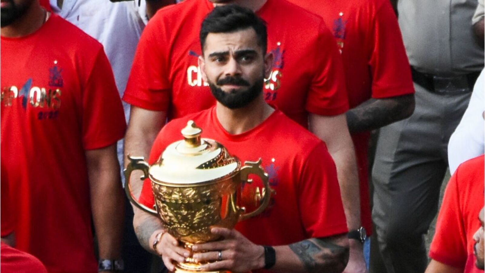 பெங்களுரு கூட்ட நெரிசல்.. சொல்ல வார்த்தைகள் இல்லாமல் மனம் உடைந்து போய்யுள்ளேன்! விராட் கோலி