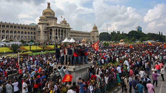 பெங்களுரு கூட்ட நெரிசல்: ஆர்சிபி ஐபிஎல் வெற்றி நிகழ்வில் மோதலுக்கு காரணம் என்ன? முழு விவரம் பெங்களுரு கூட்ட நெரிசல்: ஆர்சிபி ஐபிஎல் வெற்றி நிகழ்வில் மோதலுக்கு காரணம் என்ன? முழு விவரம்