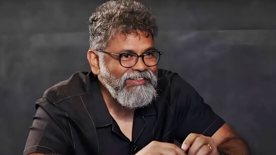 'நான் இப்படி எல்லாம் படம் எடுத்தா எப்போவோ சினிமாவ விட்டு போயிருப்பேன்' ஷாக் கொடுத்த புஷ்பா டைரக்டர் சுகுமார் 'நான் இப்படி எல்லாம் படம் எடுத்தா எப்போவோ சினிமாவ விட்டு போயிருப்பேன்' ஷாக் கொடுத்த புஷ்பா டைரக்டர் சுகுமார்