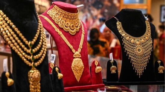 பெண் குழந்தை என்றால் திருமணம் செய்து கொடுக்கும்போது பல சவரன் நகையை அணிவித்து அனுப்பும் பழக்கம் பல குடும்பங்களில் இன்றும் வழக்கத்தில் இருக்கிறது. 