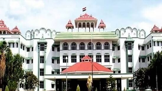 ‘பழனி முருகன் மாநாட்டுக்கு ஒரு நியாயம்! மதுரை முருகன் மாநாட்டுக்கு ஒரு நியாயமா?’ போலீசுக்கு நீதிமன்றம் கேள்வி ‘பழனி முருகன் மாநாட்டுக்கு ஒரு நியாயம்! மதுரை முருகன் மாநாட்டுக்கு ஒரு நியாயமா?’ போலீசுக்கு நீதிமன்றம் கேள்வி