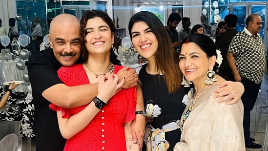 மணிரத்னம் சாரின் பெரிய மனதுக்கு நன்றி.. மகளை நினைத்து நெகிழ்ந்த நடிகை குஷ்பு.. குவியும் வாழ்த்து மழை மணிரத்னம் சாரின் பெரிய மனதுக்கு நன்றி.. மகளை நினைத்து நெகிழ்ந்த நடிகை குஷ்பு.. குவியும் வாழ்த்து மழை