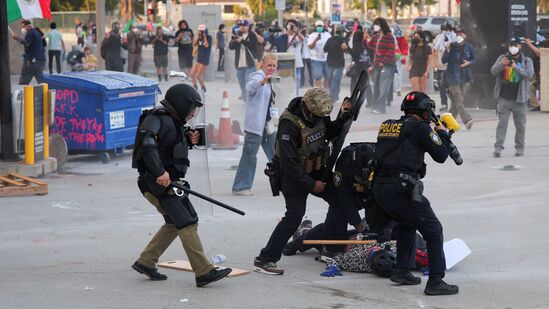 ICE, FBI மற்றும் உள்நாட்டு பாதுகாப்பு புலனாய்வு துறையின் ஆதரவுடன் லாஸ் ஏஞ்சல்ஸில் கூட்டாட்சி குடியேற்ற சோதனைகளைத் தொடர்ந்து வெள்ளிக்கிழமை அன்று போராட்டங்கள் வெடித்தன. இதேபோன்ற போராட்டங்கள் சமீபத்தில் சான் டியாகோ மற்றும் மினியாபோலிஸிலும் நடந்தன. லத்தீன் அமெரிக்க சுற்றுப்புறங்களில் கூட்டாட்சி முகவர்கள் தந்திரோபாய கியருடன் நடவடிக்கைகளை மேற்கொண்டனர். இது குற்றவியல் வழக்குகளுடன் தொடர்புடையது என்றும், குடியேற்ற அமலாக்கத்துடன் அல்ல என்றும் அதிகாரிகள் தெரிவித்தனர்.