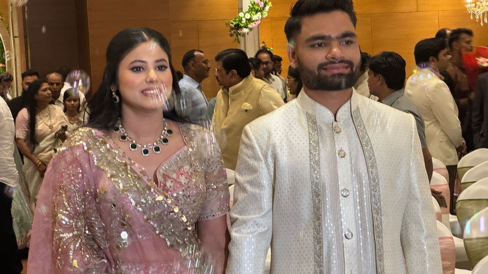 ரிங்கு சிங்குடன் நிச்சயதார்த்தத்தில் கண்ணீர் விட்டு அழுத பிரியா சரோஜ்; அகிலேஷ் யாதவ், ஜெயா பச்சன், வருகை