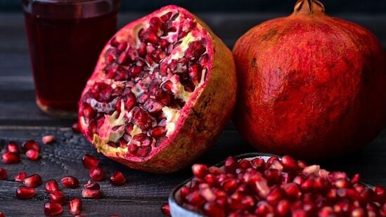 மாதுளை: மாதுளையில் ஆன்டிஆக்ஸிடன்ட்கள் நிறைந்துள்ளன, அவை உடலுக்கு மிகவும் நன்மை பயக்கும். இது இரத்த ஓட்டத்தை மேம்படுத்துகிறது மற்றும் இளைஞர்களின் ஆற்றலை அதிகரிக்க உதவுகிறது.