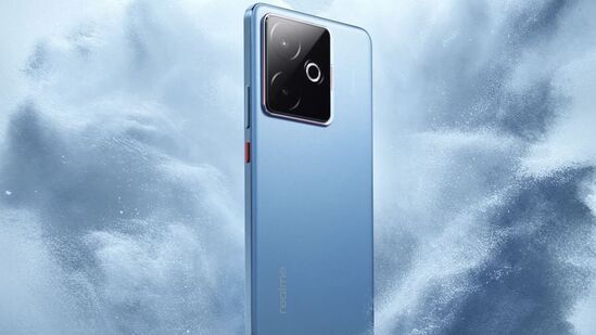 Realme GT 7T - சமீபத்தில் இந்தியாவில் அறிமுகப்படுத்தப்பட்ட இந்த ஸ்மார்ட்போனின் விலை ரூ. 34,998. இதில் MediaTek Dimensity 8400 Max செயலி உள்ளது. இது 6.8-இன்ச் AMOLED டிஸ்ப்ளே கொண்டுள்ளது. இது 50MP + 8MP பின்புறம் மற்றும் 32MP முன் கேமராவைக் கொண்டுள்ளது. இந்த கேஜெட் 7000mAh பேட்டரியுடன் வருகிறது.