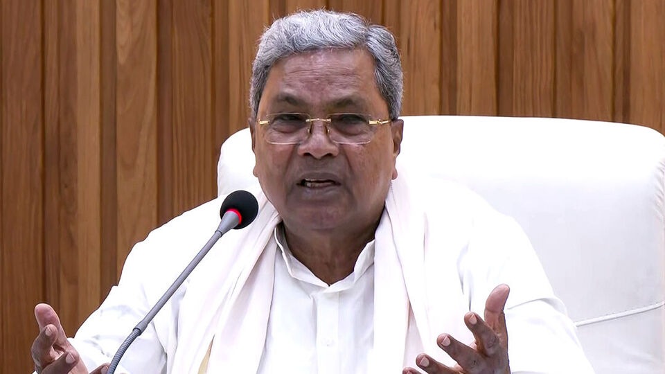 முதல்வர் சித்தராமையா மீது ஆளுநரிடம் புகார்.. தீவிரமடையும் கூட்ட நெரிசல் விவகாரம்