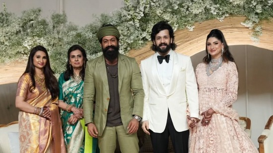கே.ஜி.எஃப் படங்களால் பிரபலமடைந்த ராக்கி பாய் யாஷ், அகில் மற்றும் ஜைனப்பின் திருமண வரவேற்பில் கலந்து கொண்டார். 