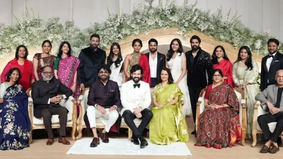 அக்கினேனியின் குடும்பத்தினர் அகிலுடன் போஸ் கொடுக்கும் படம் இணையத்தில் வைரலாகி வருகிறது. இதில் நாக சைதன்யா, சுமந்த் மற்றும் சுஷாந்த் ஆகியோரும் இருந்தனர். 
