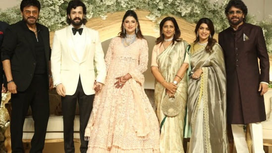 தெலுங்கு நடிகர் வெங்கடேஷ் அவரது குடும்பத்தினருடன் அகில் மற்றும் ஜைனப் திருமண வரவேற்பில் கலந்து கொண்டு நாகார்ஜுனாவுடன் புகைப்படத்திற்கு போஸ் கொடுத்தார்.