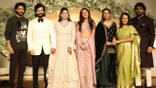 அகில் ஜைனப் திருமண வரவேற்பு நிகழ்ச்சியில் தெலுங்கு சினிமா சூப்பர் ஸ்டார் மகேஷ் பாபு அவரது மனைவி நமாத்ரா மற்றும் மகள் சித்தாராவுடன் கலந்து கொண்டார். இந்த புகைப்படங்கள் சமூக வலைதளங்களில் வைரலாகி வருகிறது. மகேஷின் லுக் வைரலாகி வருகிறது. அவரது வயது மோசமடைந்து வருவதாக விமர்சனங்கள் எழுந்துள்ள நிலையில் இந்த லுக் மாஸ் ஆக இருக்கிறது என கமெண்ட்டுகள் வருகிறது. 