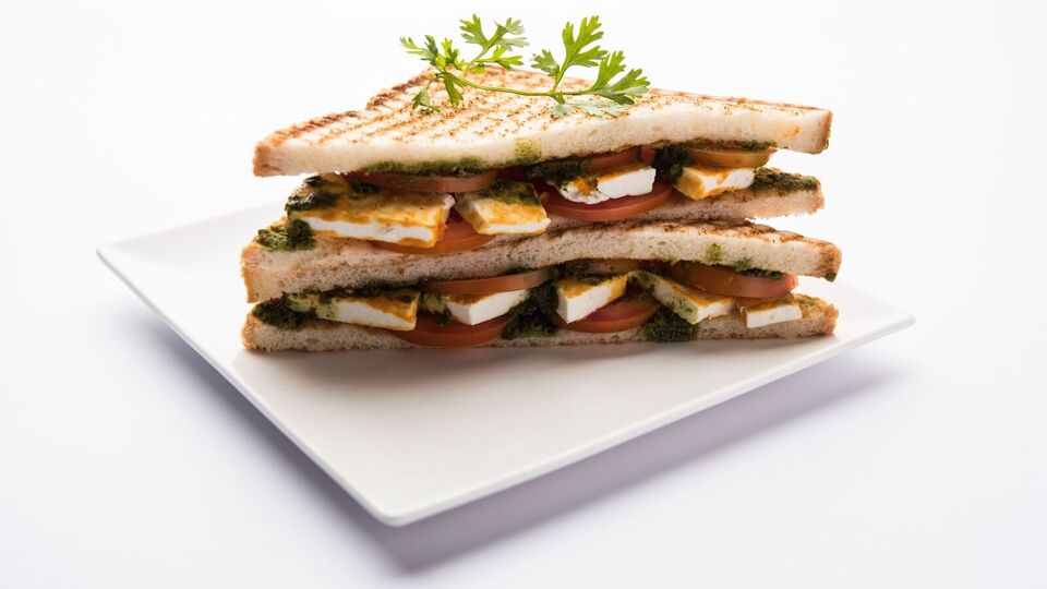 ரெஸ்டாரண்ட் ஸ்டைல் பன்னீர் சாண்ட்விச் சாப்பிடனுமா? வீட்டிலேயே ஈசியா செய்யலாமே! இதோ சூப்பரான ரெசிபி!