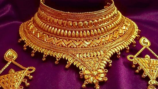 இந்த நிலையில், சென்னையில் நேற்று (ஜூன் 11) 22 கேரட் ஆபரணத் தங்கத்தின் விலை ஒரு சவரன் ரூ.72,160க்கு விற்பனை செய்யப்பட்டது. இந்த சூழலில் இன்று (ஜூன் 12) சென்னையில் ஆபரணத் தங்கத்தின் விலை சவரனுக்கு ரூ.640 அதிகரித்துள்ளது.