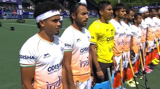 இந்திய ஆண்கள் ஹாக்கி அணிக்குத் தொடர் தோல்வி! அர்ஜென்டினாவிடம் 3-4 என்ற கோல் கணக்கில் வீழ்ச்சி இந்திய ஆண்கள் ஹாக்கி அணிக்குத் தொடர் தோல்வி! அர்ஜென்டினாவிடம் 3-4 என்ற கோல் கணக்கில் வீழ்ச்சி