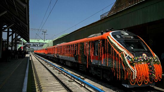 இந்த விதி 15 ஜூலை 2025 முதல் நடைமுறைக்கு வரும் - இதற்குப் பிறகு, 15 ஜூலை 2025 முதல் கூடுதல் பாதுகாப்பு அடுக்கு பொருந்தும் முன்பதிவை முடிக்க ஆதார் அடிப்படையிலான OTP தேவைப்படும். அதாவது, ஆதார் எண்ணை உள்ளிட்ட பிறகு, பயணிகள் தங்கள் ஆதார் இணைக்கப்பட்ட மொபைல் எண்ணில் OTP ஐப் பெறுவார்கள், இது முன்பதிவு செயல்முறையை முடிக்க உள்ளிட வேண்டும். இந்த விதி ஏசி மற்றும் ஏசி அல்லாத பெட்டிகளுக்கு பொருந்தும், இதனால் உண்மையான பயணிகள் மட்டுமே தட்கல் டிக்கெட்டுகளை முன்பதிவு செய்ய முடியும்.