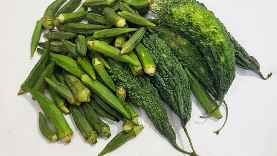 பாகற்காய் மற்றும் வெண்டைக்காய் - பாகற்காய் மற்றும் வெண்டைக்காய், இரண்டு காய்கறிகளின் சுவையும் அமைப்பும் வேறுபட்டவை. இந்த இரண்டு காய்கறிகளையும் எப்போதும் தனித்தனியாக சமைக்க வேண்டும். இவற்றை ஒன்றாக சமைத்தால் காய்கறியின் சுவை கெட்டுவிடும்.