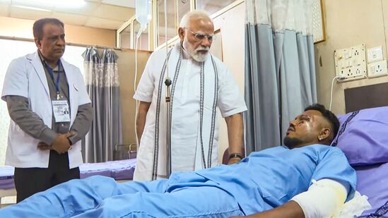ஏர் இந்தியா விமான விபத்தில் உயிர் பிழைத்த ஒரே நபரான விஸ்வாஸை பிரதமர் மோடி சந்தித்தார்.