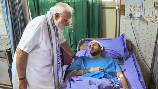 வெள்ளிக்கிழமை காலை அகமதாபாத்திற்கு வருகை தந்த பிரதமர் நரேந்திர மோடி, மருத்துவமனையில் சிகிச்சை பெற்று வரும் காயமடைந்தவர்களைச் சந்தித்து ஆறுதல் கூறினார்.