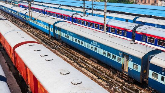 ஜூலை 1 முதல் தட்கல் டிக்கெட் முன்பதிவு செயல்முறையில் பெரிய மாற்றங்களை இந்திய ரயில்வே அறிவித்துள்ளது, இது உறுதிப்படுத்தப்பட்ட தட்கல் டிக்கெட்டுகளை சாமானிய மக்களுக்கு எளிதாகக் கிடைக்கச் செய்வதை நோக்கமாகக் கொண்டுள்ளது. அதே நேரத்தில், செயல்பாட்டில் வெளிப்படைத்தன்மை கொண்டு வரப்பட வேண்டும் மற்றும் முகவர் தவறாகப் பயன்படுத்துவதைத் தடுக்க வேண்டும். 