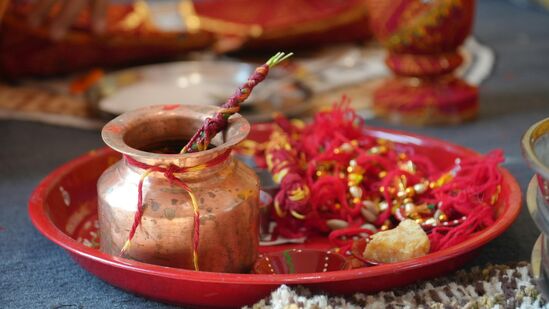  மேலும், மஞ்சள் மற்றும் உப்பு கலந்த தண்ணீரை ஒவ்வொரு நாளும் வீட்டைச் சுற்றி தெளிப்பது, பிரதான கதவிலிருந்து தொடங்கி வலது பக்கம் நகர்வது, வீட்டில் நேர்மறை ஆற்றலை அதிகரிக்க உதவியாக இருக்கும். நீங்கள் மாட்டு சாண நீரையும் தெளிக்கலாம்.
