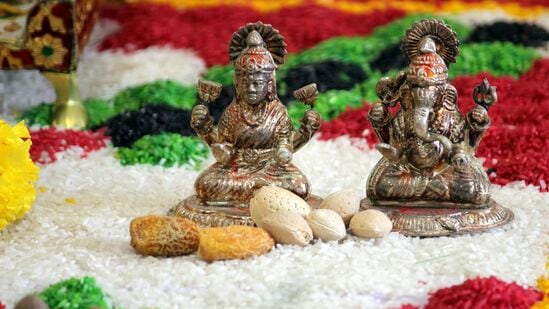 மஞ்சள் லட்சுமி தேவிக்கு மிகவும் புனிதமான மசாலாப் பொருள். உங்கள் பணத்தை வைத்திருக்கும் இடத்திற்கு அருகில் ஒரு கைப்பிடி மஞ்சள் துண்டுகளை வைத்திருப்பது லட்சுமி தேவிக்கு புனிதமானது. கோவிலில் இருந்து பிரசாதமாகப் பெறப்பட்ட மஞ்சளை இன்னும் அதிக நன்மை பயக்கும். இந்த முறை படிப்படியாக நிதி செழிப்பைக் கொண்டுவருவது மட்டுமல்லாமல் கடனைத் தவிர்க்கவும் உதவும் என்று நம்பப்படுகிறது.