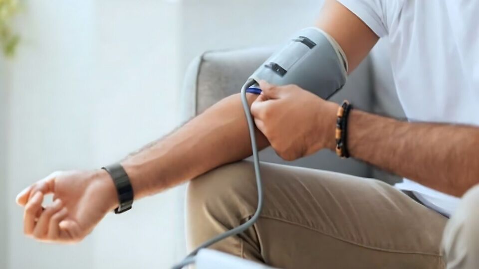 உஷார்..! உப்பு மட்டுமல்ல.. ரத்த அழுதத்ததை அதிகரிக்கும் இந்த உணவுகளில் இருந்தும் எட்ட இருங்க