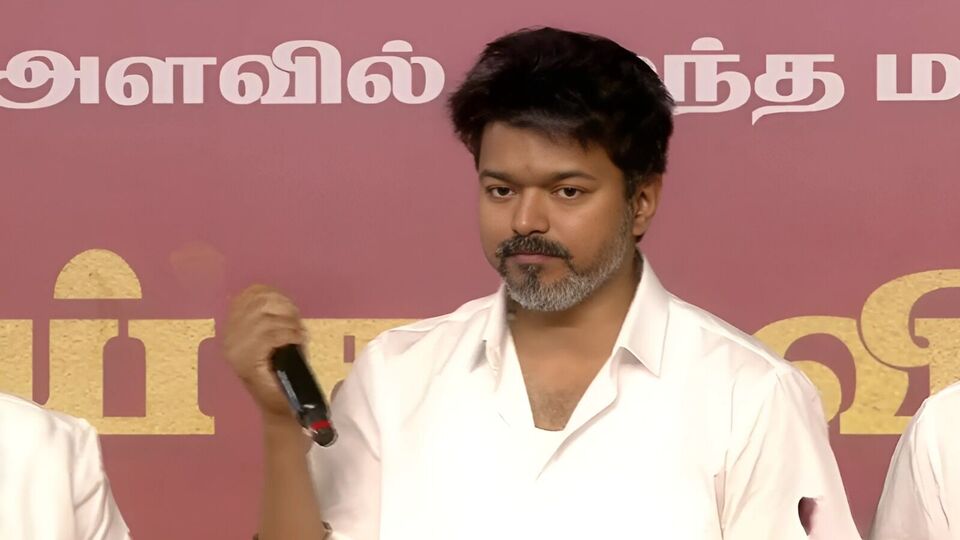 ’மனசே பதறுது! அடுத்த நொடி நிச்சயமில்லாத வாழ்கை…!’ அகமதாபாத் விமான விபத்து குறித்து விஜய்!