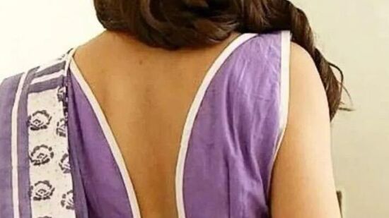 பேக்லெஸ் டிசைன் - பேக்லெஸ் டிசைன் வேண்டுமென்றால், இதைப் போன்ற ஒரு சிறப்பு வடிவத்தில் கட் செய்து, சேலைக்குப் பொருந்தும் பைப்பிங்கைச் சேர்த்துக் கொள்ளுங்கள். இதனால் ரவிக்கையின் தோற்றம் கவர்ச்சிகரமானதாக மாறும். (பட உரிமை - Pinterest) பேக்லெஸ் டிசைன் - பேக்லெஸ் டிசைன் வேண்டுமென்றால், இதைப் போன்ற ஒரு சிறப்பு வடிவத்தில் கட் செய்து, சேலைக்குப் பொருந்தும் பைப்பிங்கைச் சேர்த்துக் கொள்ளுங்கள். இதனால் ரவிக்கையின் தோற்றம் கவர்ச்சிகரமானதாக மாறும். (பட உரிமை - Pinterest)