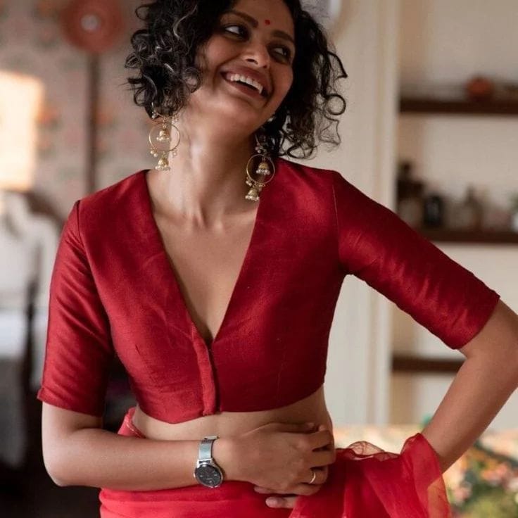 முன்பக்க V நெக்லைன் - முன்பக்கத்தில் V நெக்லைனை மிக ஆழமாக தைக்க விரும்பவில்லை என்றால், அதை இந்த வழியில் தைக்கவும். இது நவீன மற்றும் நவநாகரீக தோற்றத்தை தருவது மட்டுமல்லாமல் வசதியாகவும் இருக்கும். (பட உரிமை - பின்ட்ரெஸ்ட்) முன்பக்க V நெக்லைன் - முன்பக்கத்தில் V நெக்லைனை மிக ஆழமாக தைக்க விரும்பவில்லை என்றால், அதை இந்த வழியில் தைக்கவும். இது நவீன மற்றும் நவநாகரீக தோற்றத்தை தருவது மட்டுமல்லாமல் வசதியாகவும் இருக்கும். (பட உரிமை - பின்ட்ரெஸ்ட்)