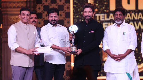 விலங்கிட்ட கையாலே விருது.. இதான் ரியல் கம்பேக்.. ரசிகர்களின் வாழ்த்து மழையில் அல்லு அர்ஜூன்.. விலங்கிட்ட கையாலே விருது.. இதான் ரியல் கம்பேக்.. ரசிகர்களின் வாழ்த்து மழையில் அல்லு அர்ஜூன்..