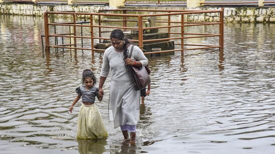 கேரளாவில் 5 மாவட்டங்களுக்கு ரெட் அலர்ட்.. பம்பாவில் யாத்ரீகர்கள் நீராட தற்காலிக தடை கேரளாவில் 5 மாவட்டங்களுக்கு ரெட் அலர்ட்.. பம்பாவில் யாத்ரீகர்கள் நீராட தற்காலிக தடை