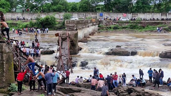 மகாராஷ்ட்ரா மாநிலம் புனே அருகே பிம்ப்ரி-சின்ச்வாட் காவல் நிலைய எல்லைக்குட்பட்ட குண்டமாலா கிராமத்துக்கு அருகில் இந்திராயானி ஆற்றின் மீது பாலம் இடிந்து விழுந்தது. இந்த விபத்தில் 10 முதல் 15 பேர் சிக்கியிருக்கலாம் என அஞ்சப்படுகிறது. தகவல்களின்படி, ஏற்கனவே ஐந்து முதல் ஆறு பேர் மீட்கப்பட்டுள்ளனர்.