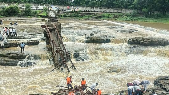 ஜூன் 15, 2025 அன்று புனேவில் உள்ள குண்டமாலா கிராமத்துக்கு அருகில் உள்ள இந்திராயானி ஆற்றின் மீது இடிந்து விழுந்த பாலத்தின் இடத்தில் மீட்புப் பணியாளர்கள் மீட்புப் பணிகளை மேற்கொண்டனர். இந்த விபத்து பிற்பகல் 3:15 மணிக்கு ஏற்பட்டது, இதுகுறித்து 3:30 மணிக்கு அதிகாரிகளுக்கு தகவல் கிடைத்தாக சொல்லப்படுகிறது