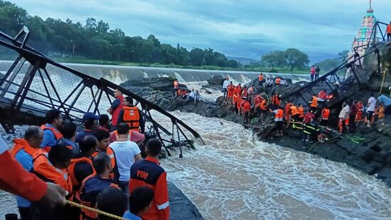 ஞாயிற்றுக்கிழமை புனே அருகே பாலம் இடிந்து விழுந்த இடத்தில் மீட்புக் குழுக்கள் மீட்பு பணியில் செயல்பட்டு வருகின்றன. இந்திராயானி ஆற்றின் மீது கட்டப்பட்ட 32 ஆண்டுகள் பழமையான இரும்பு நடைபாதை, இந்த விபத்து சம்பவத்துக்கு முன்பே பாதுகாப்பற்றதாகக் குறிக்கப்பட்டதாகக் கூறப்படுகிறது.