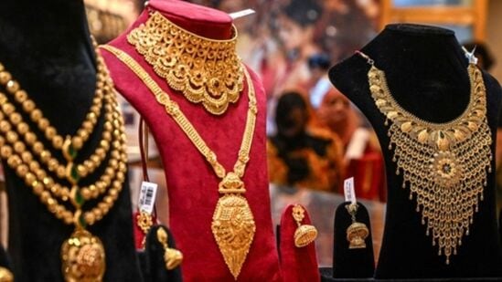 சர்வதேச பொருளாதார சூழல், அமெரிக்க டாலருக்கு நிகரான இந்திய ரூபாயின் மதிப்பு ஆகியவற்றின் அடிப்படையில் தங்கம் விலை நாள்தோறும் நிர்ணயம் செய்யப்படுகிறது. இந்தச் சூழலில் தங்கம் விலையில் கடந்த சில நாட்களாக ஏற்றம், இறக்கம் காணப்பட்டது. 
