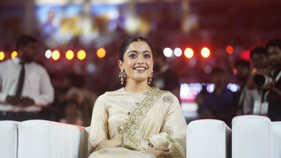 'விஜய் தேவரகொண்டாவிடமிருந்து எல்லாமே எடுத்துப்பேன்' பெயரைக் கேட்டதும் வெட்கத்தில் ராஷ்மிகா சௌன்ன வார்த்தை 'விஜய் தேவரகொண்டாவிடமிருந்து எல்லாமே எடுத்துப்பேன்' பெயரைக் கேட்டதும் வெட்கத்தில் ராஷ்மிகா சௌன்ன வார்த்தை