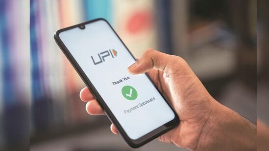 வங்கி மற்றும் UPI பயன்பாடுகளின் அதிகாரப்பூர்வ இணையதளம் அல்லது பயன்பாட்டைப் பயன்படுத்தவும். மோசடி செய்பவர்கள் போலி பயன்பாடு மற்றும் வலைத்தளங்கள் மூலம் உங்கள் கணக்கு தகவல்களைத் திருடலாம். Google Play Store அல்லது Apple App Store இலிருந்து பயன்பாட்டை எப்போதும் பதிவிறக்கவும். தெரியாத வலைத்தளம் அல்லது இணைப்பிலிருந்து எந்த பயன்பாட்டையும் பதிவிறக்க வேண்டாம்.